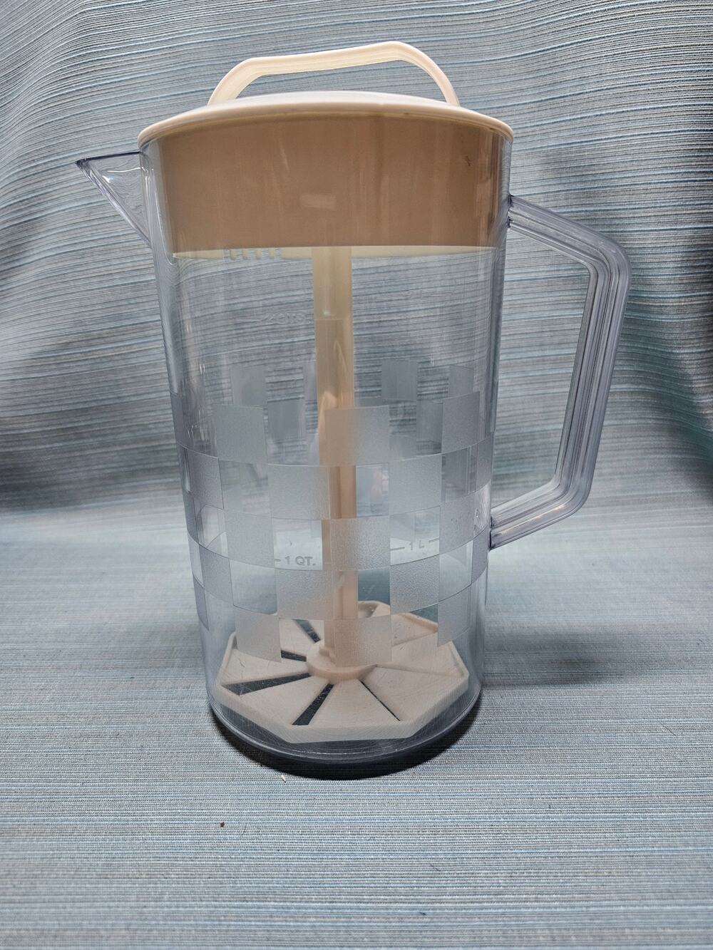 Pampered Chef Quick Stir 2 Quart Beverage Pitcher 2270 Checkerboard White
